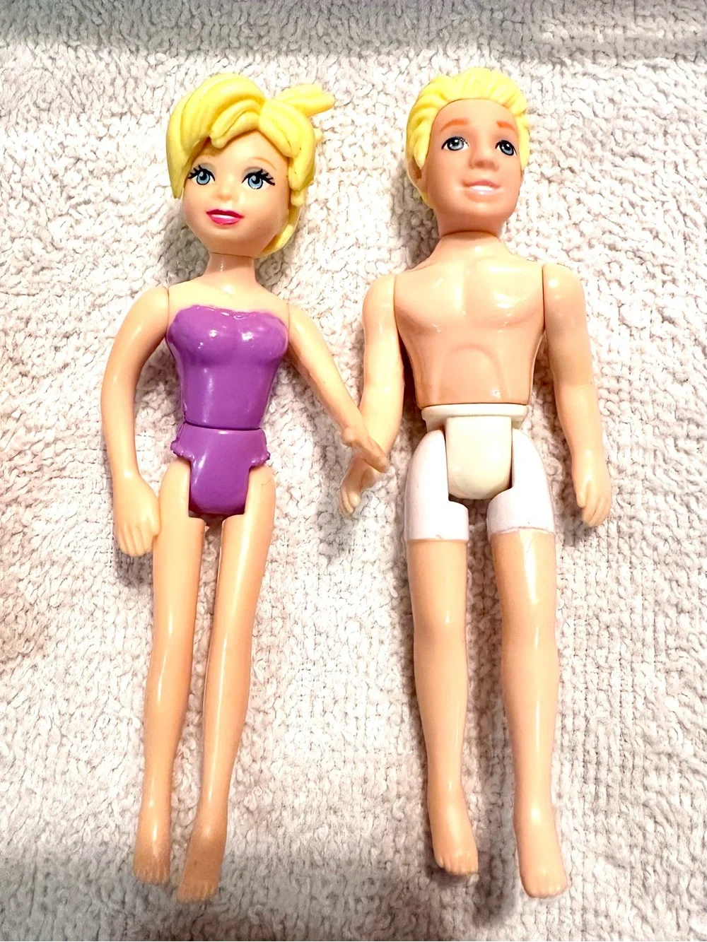 Vintage 7- Assorted Polly Pocket  dolls with case